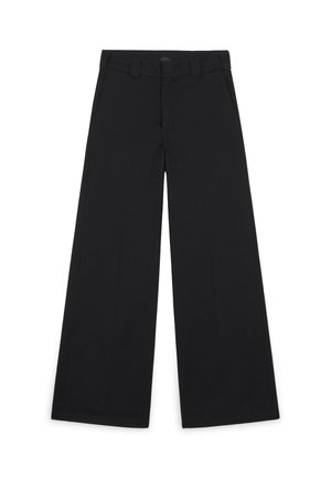 Pantaloni neri a gamba larga realizzati in un morbido tessuto intrecciato. Presentano una piega pressata, passanti per la cintura e una finitura pulita e sartoriale.