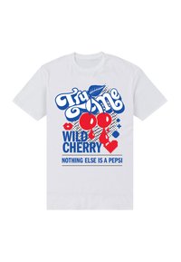 Vit bomulls t-shirt med blå och röda grafiska texter, körsbär och ett blad. Texten lyder "Prova mig VILD KÖRSBÄR" och "INGEN ANNAN ÄR EN PEPSI."