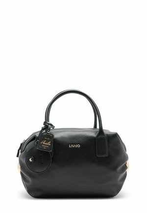 Sac à main en cuir noir avec quincaillerie dorée, de forme arrondie, deux poignées et une étiquette attachée. Présente une finition texturée et de douces plis.