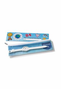 Montre-bracelet blanche pour enfants avec cadran analogique sur une pochette à motif denim, accompagnée d'un marque-page coloré avec autocollants et espace pour le nom.