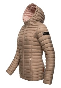 Doudoune marron clair avec une capuche, présentant un matelassage horizontal, des poches zippées et un patch logo sur la manche.