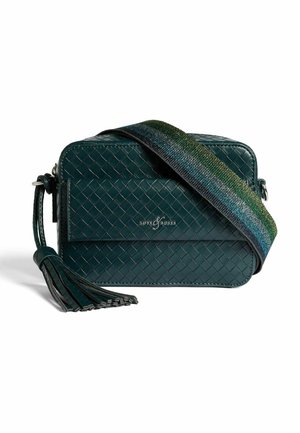 Borsa a tracolla intrecciata in pelle verde con una finitura testurizzata, dotata di una tasca frontale piatta, un accento con nappina e una tracolla regolabile multicolore.