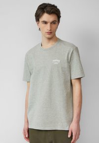 Grijs t-shirt met korte mouwen van zachte stof, met een ronde halslijn en een klein wit logo op de linkerborst.