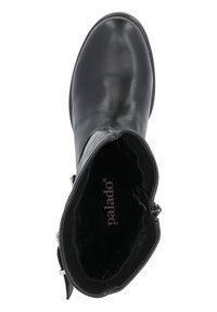 Botín de cuero negro hasta el tobillo con punta redonda, cremallera interior, acentos de hebilla plateada y forro interior de la marca "palado".