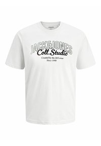 Bijela pamučna majica s odvažnim crnim natpisom: "JACK&JONES Coll. Studio" i "Kreirano od strane JeJ ekipe od 1990." V-izrez.