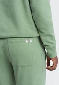 Ombre KANGAROO SET - Chándal - green