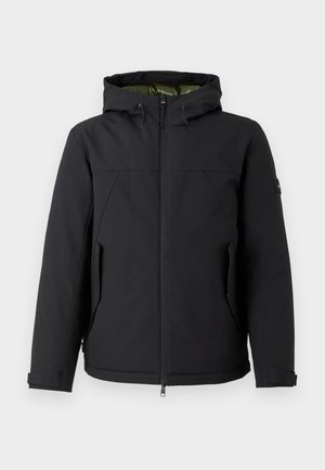Casaco isolante preto com capuz, fecho de zip e bolsos laterais. Apresenta um material exterior liso e um forro interior em contraste.