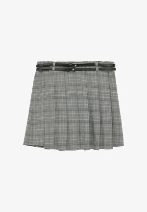 Falda plisada gris con patrón de cuadros en blanco y negro, con dos cinturones finos negros con hebillas plateadas en la cintura.