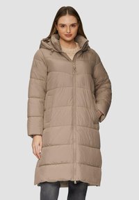 Beiger gepolsterter langer Mantel mit Kapuze, ausgestattet mit einem Frontreißverschluss, gerippten Bündchen und zwei Seitentaschen. Glatte Textur und vertikale Steppnähte.
