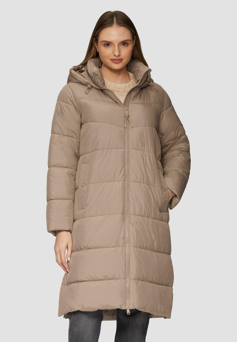 Beiger gepolsterter langer Mantel mit Kapuze, ausgestattet mit einem Frontreißverschluss, gerippten Bündchen und zwei Seitentaschen. Glatte Textur und vertikale Steppnähte.
