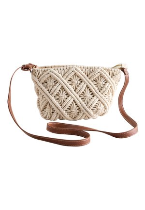 Borsa tracolla in macramè intrecciato color crema con motivi a diamante e floreali, dotata di tracolla regolabile in pelle marrone e chiusura con zip.