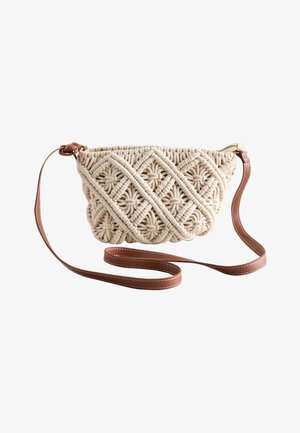 Kremfarvet vævet macramé skuldertaske med diamant- og blomsterprint, med brun justerbar læderrem og lynlåslukning.