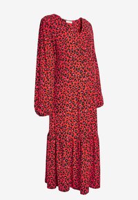 Robe midi rouge avec imprimé léopard noir, manches longues bouffantes, taille froncée et ourlet volanté, présentée sur un fond blanc.