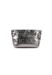 Borsa a spalla in argento metallico con motivo a logo in rilievo, tasca con zip e punti di attacco per doppi manici. Finitura testurizzata, forma rettangolare.