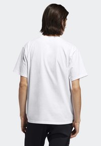 Vit bomull t-shirt med avslappnad passform, korta ärmar och rundad halsringning, med en heltäckande baksida och en mjuk textur.