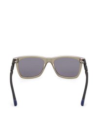 Occhiali da sole con una montatura in oro metallizzato, lenti grigie, bracci neri e punte blu. Forma rettangolare con un design elegante e minimale.