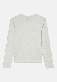 Világosszürke, hosszú ujjú póló puha anyagból; környakú és egyenes szegélyű. Nincs rajta látható minta vagy díszítés.