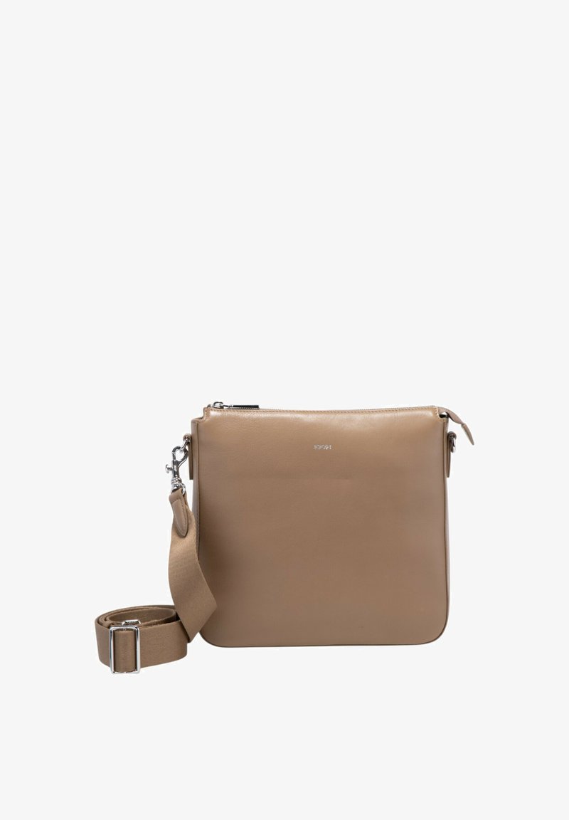 Beige läderaxelväska med en slät yta, rektangulär form, silverdetaljer och ett justerbart band. Dragkedjestängning högst upp.