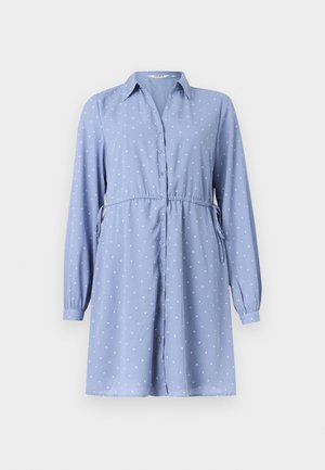 Φόρεμα με μακριά μανίκια και κουμπιά σε ανοιχτό γαλάζιο χρώμα με λευκές βούλες, γιακά, ελαστική μέση και δέσιμο στο πλάι, μήκους έως το γόνατο, σε απλό φόντο.