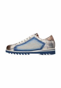 Sneaker con una toma superiore blu trasparente in rete tessuta, dettagli marroni e grigi; lacci bianchi e una suola blu testurizzata con trazione.