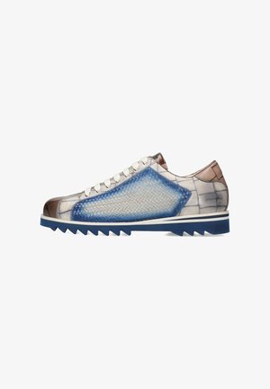 Sneakers mit einem transparenten, gewebten blauen Obermaterial, braunen Akzenten und grauen Details; weißen Schnürsenkeln und einer strukturierten blauen Sohle mit Profil.