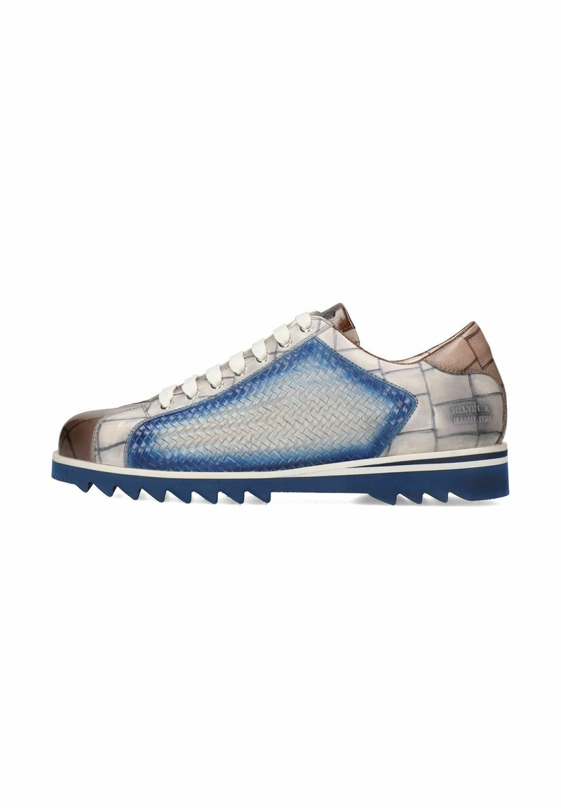 Sneaker con una toma superiore blu trasparente in rete tessuta, dettagli marroni e grigi; lacci bianchi e una suola blu testurizzata con trazione.