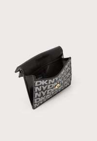 Portafoglio in pelle nera con un motivo grigio intrecciato e logo "NY", chiusura a scatto dorata e scomparti interni per l'organizzazione.