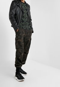 McQ Alexander McQueen Triko s potiskem - black