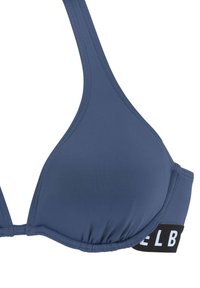 Modré trojuholníkové bikiny s jemnou, hladkou textúrou. Obsahujú široké ramienka a elastický pás s kontrastným čierno-bielym detailom loga.