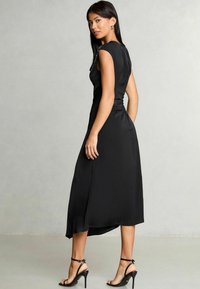 Lipsy PETITE FIT FLORAL ARTWORK ASYMMETRICAL MIDI - Vardagsklänning - black