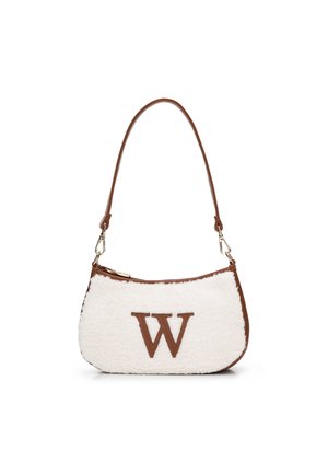 Sac à main en fausse fourrure blanche avec des accents en cuir marron, présentant une forme arrondie et un "W" brodé en marron à l'avant. Quincaillerie en zip doré.