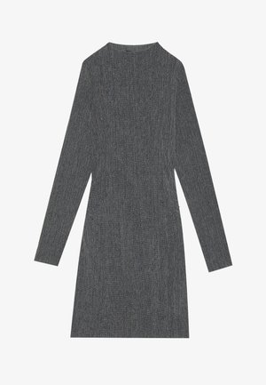 Graues Langarmkleid mit strukturiertem Strickdesign, geradem Schnitt und rundem Ausschnitt. Keine sichtbaren Beschläge oder Verzierungen.