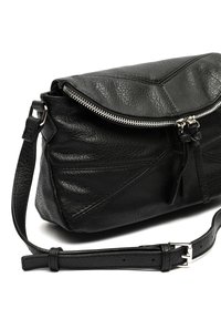Černá kožená taška přes rameno s texturovaným povrchem, se zipovým uzávěrem a nastavitelným popruhem. Obsahuje geometrické švy a kovové detaily.