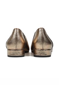 Metaliczne złote buty wsuwane z teksturowanym wzorem skóry węża. Niski obcas i czarne akcenty wewnętrzne. Gładkie wykończenie i zaokrąglony kształt palców.
