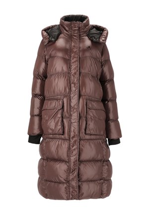 Langer Puffer-Mantel in einem tiefbraunen Farbton, mit einer glänzenden, gesteppte Außenseite, hohem Kragen und großen aufgesetzten Taschen. Schwarze Innenakzente.