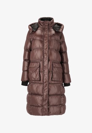 Langer Puffer-Mantel in einem tiefbraunen Farbton, mit einer glänzenden, gesteppte Außenseite, hohem Kragen und großen aufgesetzten Taschen. Schwarze Innenakzente.