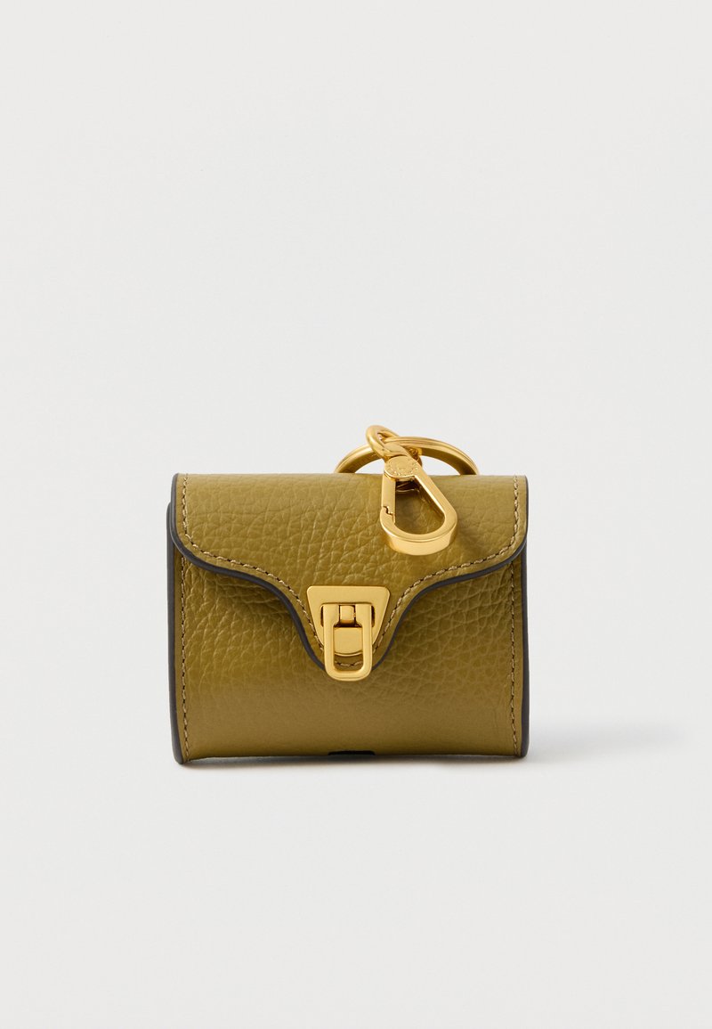 Geantă de mână din piele verde măsliniu cu finisaj texturat. Are accesorii aurii, închidere cu clemă și margini rotunjite ale clapetei. Design compact.