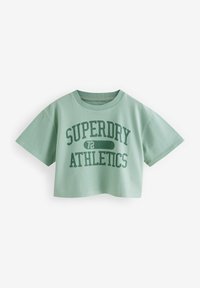 Mints zaļš īsās piedurknes T-kreklis no kokvilnas, ar drosmīgu zaļu tekstu, kas lasāms "SUPERDRY 72 ATHLETICS" koledžas stilā.