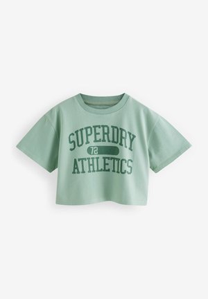 Mátově zelené zkrácené tričko vyrobené z bavlny, s výrazným zeleným nápisem "SUPERDRY 72 ATLETIKA" v kolegiáln�ím písmu. Krátké rukávy.