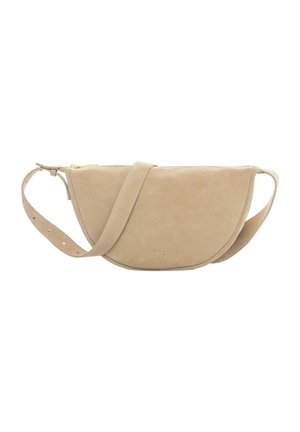 Beżowa zamszowa torebka na ramię w kształcie półksiężyca z regulowanym paskiem i złotym zamkiem, z tłoczonym logo CÉLINEK na środku przodu.
