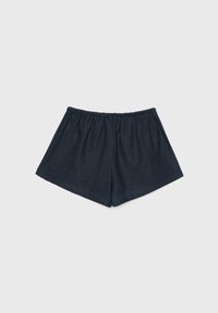Tmavě modré šortky vyrobené z měkké látky s elastickým pasem a volným střihem. Design je jednoduchý, bez vzorů nebo ozdob.
