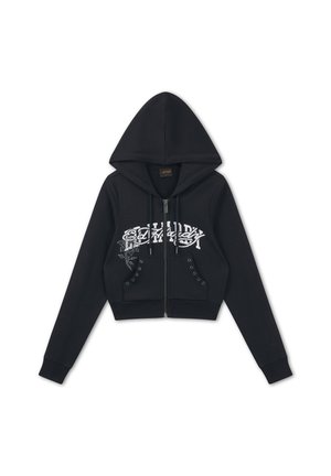 Sudadera negra corta con cremallera, bolsillos frontales, ojales, cordones y texto gráfico blanco en el pecho.
