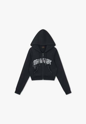 Sudadera negra corta con cremallera, bolsillos frontales, ojales, cordones y texto gráfico blanco en el pecho.