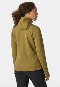 Sudadera con capucha de felpa texturizada en verde oliva, con silueta ajustada, mangas largas y capucha ceñida. Vista trasera que muestra los detalles de las costuras y la textura.