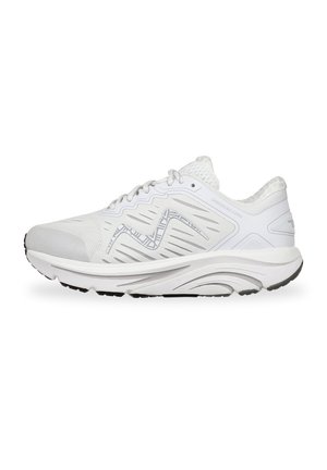 Zapatillas deportivas blancas con parte superior de malla, diseño texturizado y suela acolchada con un acento negro en la suela exterior.
