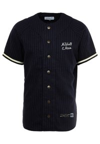 Marineblå kortærmet skjorte med knapper og hvide striber, rund krave, hvide detaljer på ærmerne og et broderet logo på brystet.