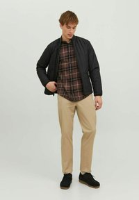 Jack & Jones JJECLASSIC AUTUMN CHECK SHIRT - Skjorta - seal brown