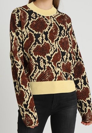 Strickpullover mit einem gelben Halsausschnitt und Saum, ausgestattet mit einem Schlangenprint-Muster in Schwarz, Rot und Creme. Lange, lockere Ärmel.