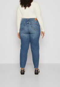 Vero Moda Curve Vaqueros mom - blue denim