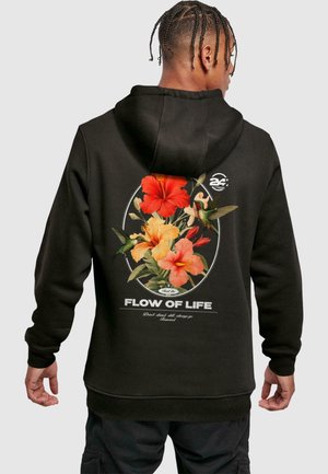 Schwarzer Kapuzenpullover mit floralem Design, das rote und orange Hibiskusblüten, Kolibris und den Text "FLUSS DES LEBENS" auf dem Rücken zeigt.